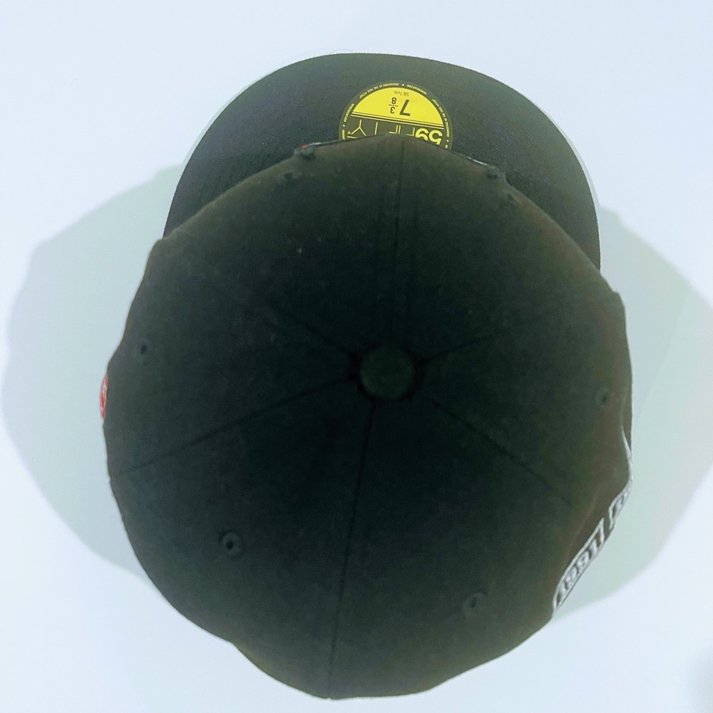 Chicago Bulls Black Fitted Hat with Championship Patches. - Picture 5 of 8